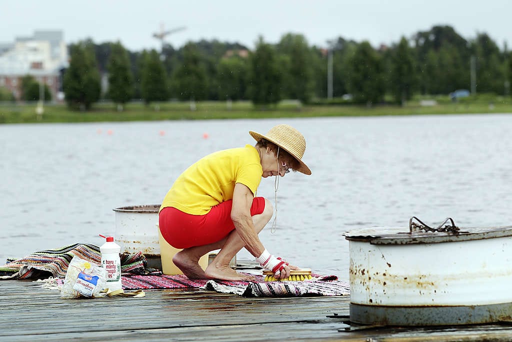 Oululainen Viena Lämsä pesi perjantaina mattojaan Tuiran matonpesupaikalla. "Olen odottanut jo muutaman vuoden niitä kuivan maan pesupaikkoja, mutta nyt oli jo pakko tulla tähän pesemään kun ei niitä ole tullut ja matot ovat likaisia", Lämsä kertoo.