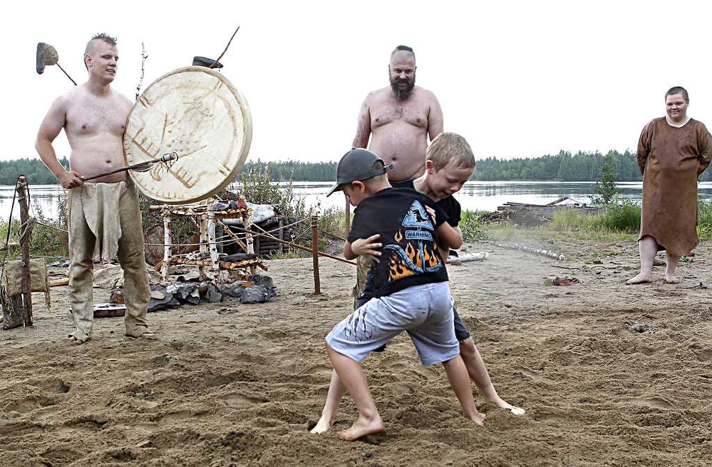 Urho Vanhapiha ja Juho Sutela intoutuivat heimolaisten esimerkistä muinaiseen pystypainiin.