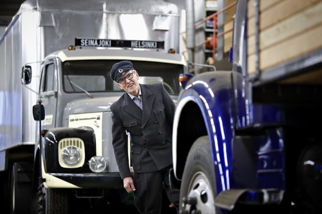 Historia huokuu Ilpo Salomaan kuljetusliikkeen hallilla, jossa on kaksikin kunnostettua museoautoa. Nostalgiaa täydentää entisajan kuljettajan asu. KUVAT: TOMI KOSONEN