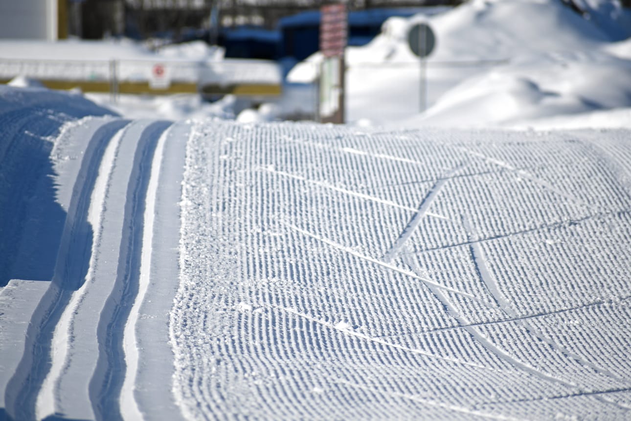 Onko tästä mennyt olympiakone? Putoamisen jälkiä ei näy, joten voinee päätellä, että putoaminen ei ole jokametristä. Ja ainahan sitä voi nousta takaisin kyytiin.