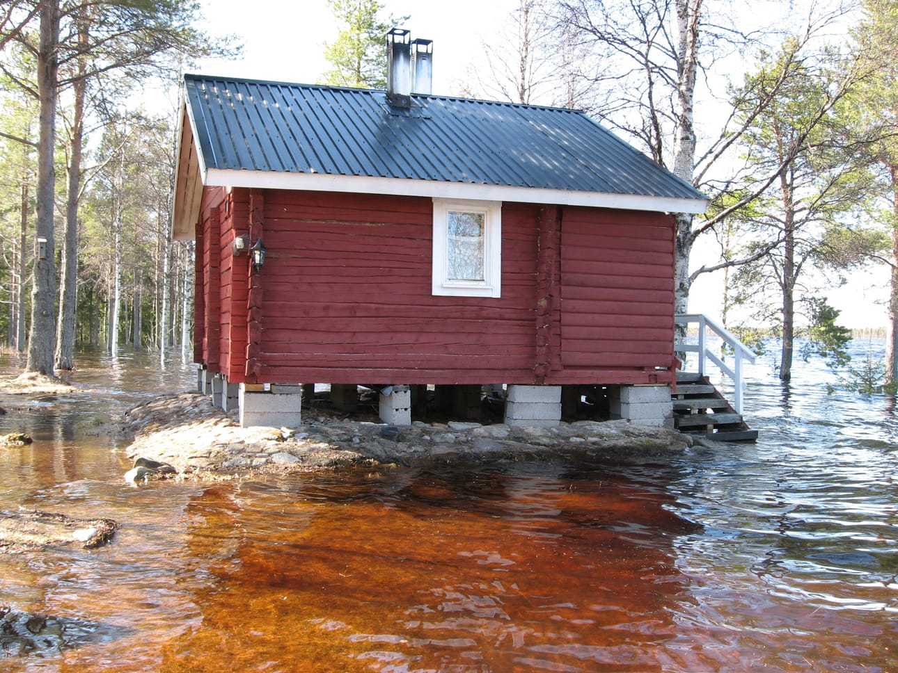 Rantasauna jäi kevättulvan saartamaksi Pudasjärvellä