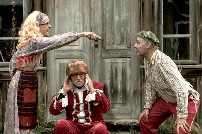Jalasjärveläinen autiotila toimi kuvauspaikkana. Kuvassa pariskunta (Pia Sillanterä ja Joose Tammelin) selvittelee kovasanaisesti välejään. Vanha herra (Stefan Lenkiewicz) sulkee korvansa.