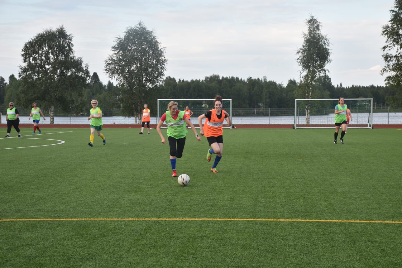 Äiti ja tytär Tanja (vas.) ja Eveliina Suoraniemi ottivat toisistaan mittaa kuntoilijanaisten vuorolla Kuusamossa maanantaina.