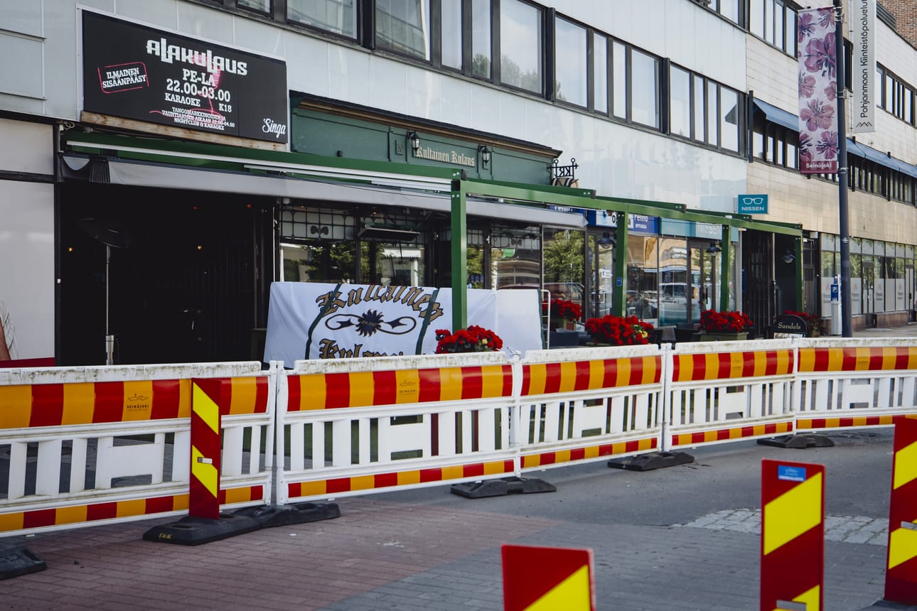 Etenkin vilkkaimman tietyövaiheen aikana baari terasseineen jäi piiloon turistien reitiltä, kertoo yrittäjä Kai Mustonen.