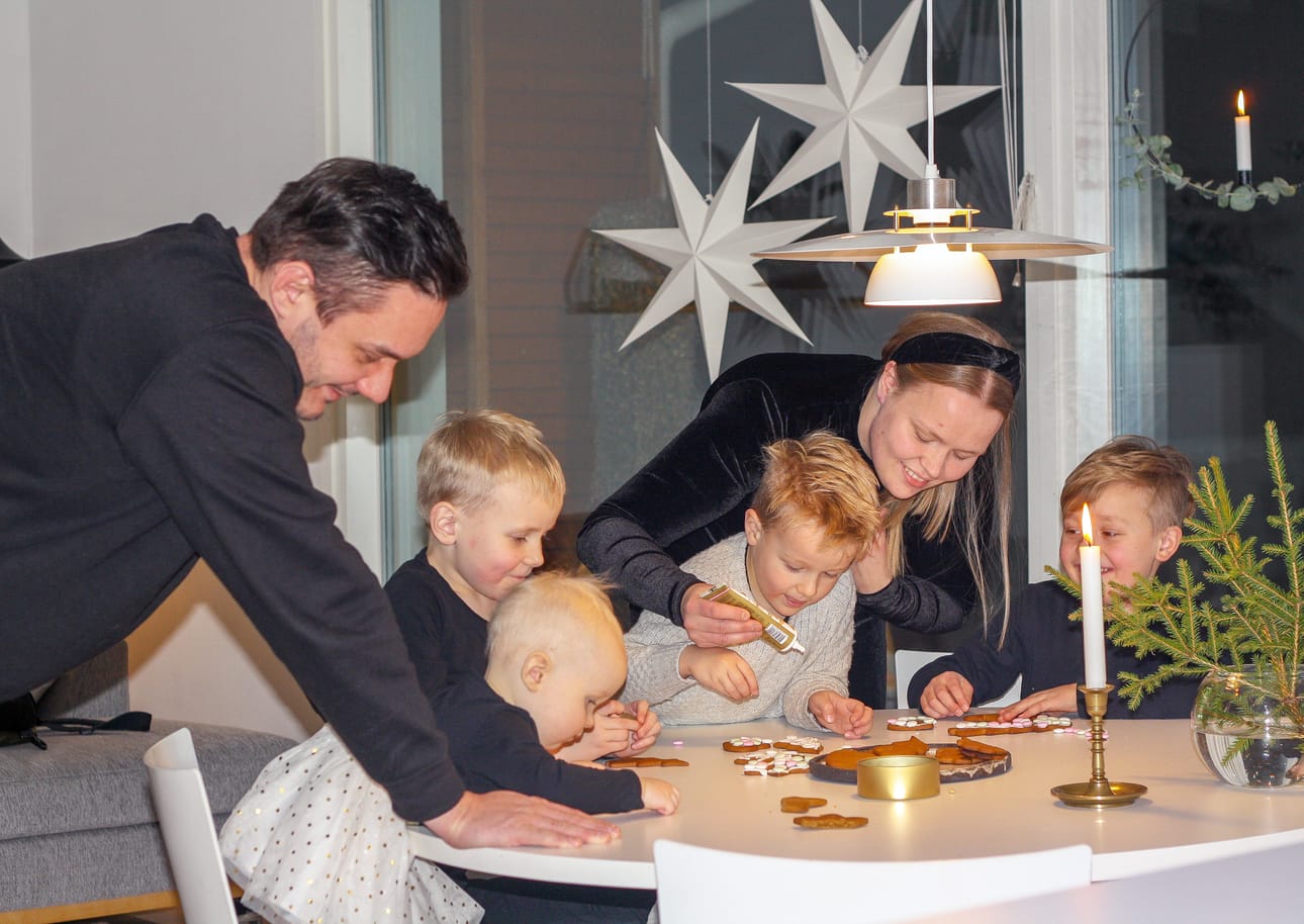 Pipareita koristelemassa koko Pyörälän perhe. Jari-Pekalle, Siinalle, Leonille, Jooalle, Pauliinalle ja Elialle joulussa on paljon mielenkiintoisia asioita.