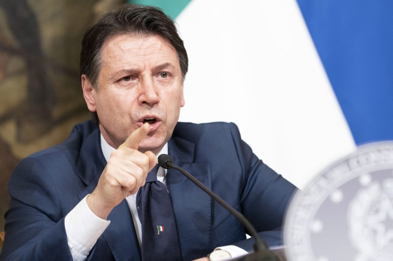 Italian pääministeri Giuseppe Conte ilmoitti perjantaina, että koronaviruksen leviämisen hillitsemiseksi määrättyjä rajoituksia jatketaan 3. toukokuuta. Perjantaina koronakuolleiden määrä oli maassa yli 18 800.