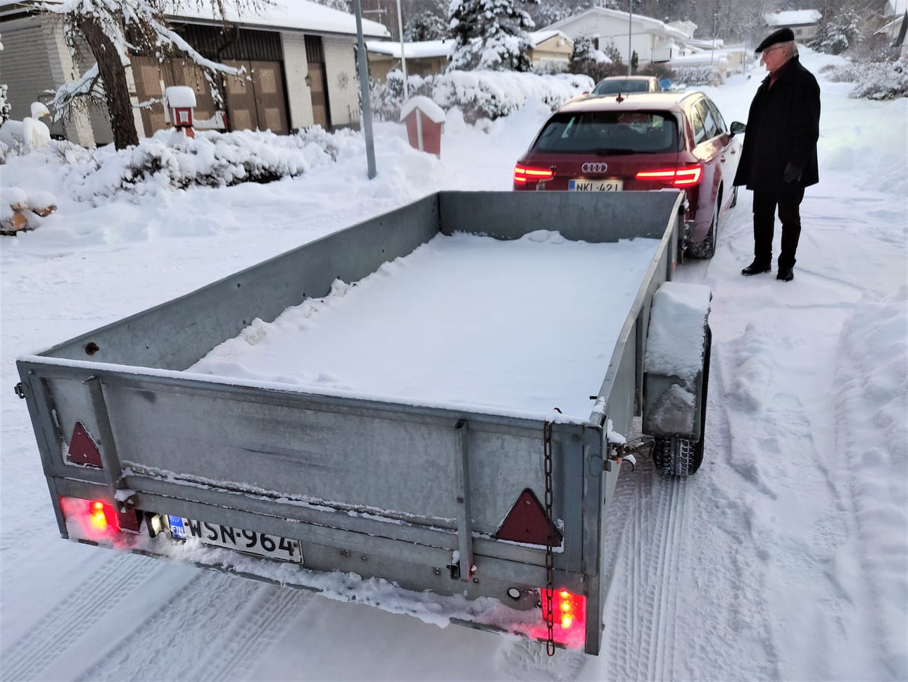 Jukka Kosola pitää tärkeänä, että perävaunun valot eivät vain pala, vaan myös näkyvät takaa tuleville. Siksi hän on vaihtanut kärryn polttimot normaalia kirkkaampiin ledeihin. – Olen kuljettanut pitkää lautaa kärryllä kotiin, kun takapainoinen kärry alkoi heittelehtiä. Toisen kerran lastasin kärryyn 35 lapiollista sepeliä, ja vaunun kantavuuden raja tuli jo sillä vastaan. Teillä liikkuu varmasti koko ajan ylipainoisia kärrykuormia, hän epäilee.