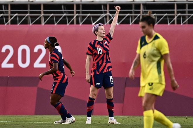 Yhdysvaltojen Megan Rapinoe juhli olympiapronssia. Kuva: Lehtikuva/Jeff Pachoud