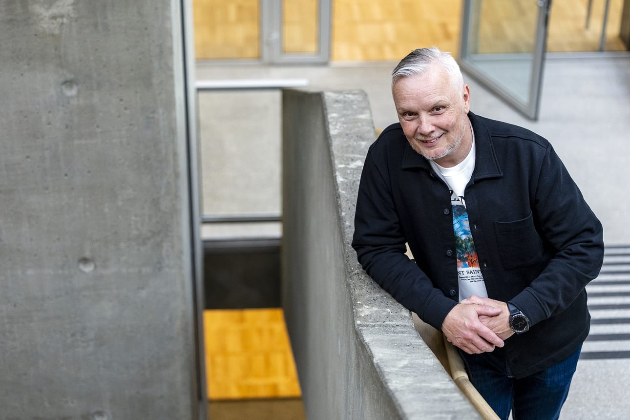 – Minulla on jotenkin aina ollut haaveena kirjoittaminen, mutta en ollut tarttunut kynään sitten kouluaikojen, Petri Saari kertoo tilanteesta ennen käänteentekeväksi osoittautunutta koiralenkkiä Oulun Pikisaaressa.