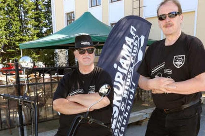 Mikko Yli-Pentilä (vasemmalla) ja Pekka Kokko odottavat Bluesrupiamaan muutamaa sataa kuulijaa. Yli-Pentilä on viime päivinä ajellut sähkömopolla, jonka perässä liehuu tapahtuman mainospurje. KUVA: JORMA HAVULA
