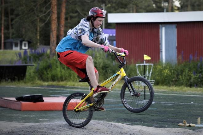 Motocrossia harrastava Jssi Olli taiteili radalla hikisenä toista tuntia kevyellä bmx-pyörällään. KUVAT: JOUKO HÄNNINEN