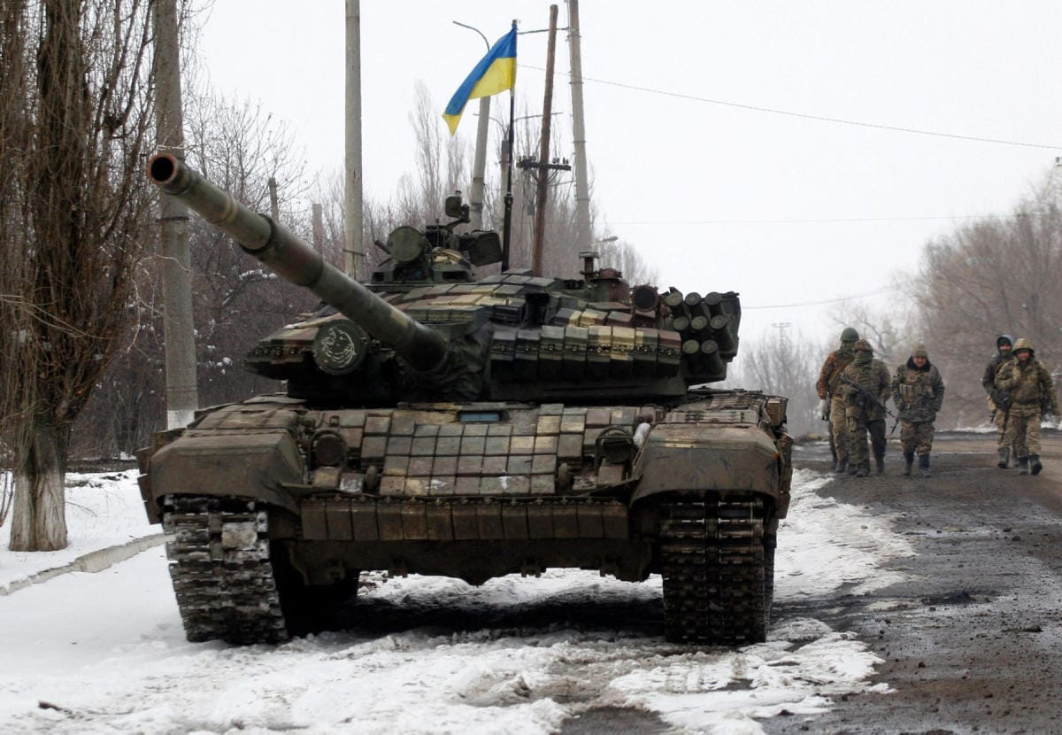 Ukrainan sotilaita ja kalustoa matkalla asemiin Luhanskin alueella 11. marraskuuta. Lehtikuva/AFP