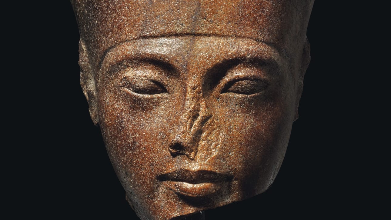 Tutankhamon on yksi kuuluisimmista muinaisen Egyptin faaraoista. Häntä esittävä arvoveistos on alle 30 senttiä korkea.