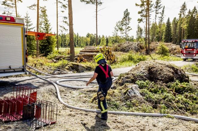 Noin 50 asukasta on evakuoitu palon tieltä varotoimenpiteenä. Niin asukkaat kuin pelastushenkilöstö ovat välttyneet henkilövahingoilta. KUVA: EERO SAARIKOSKI