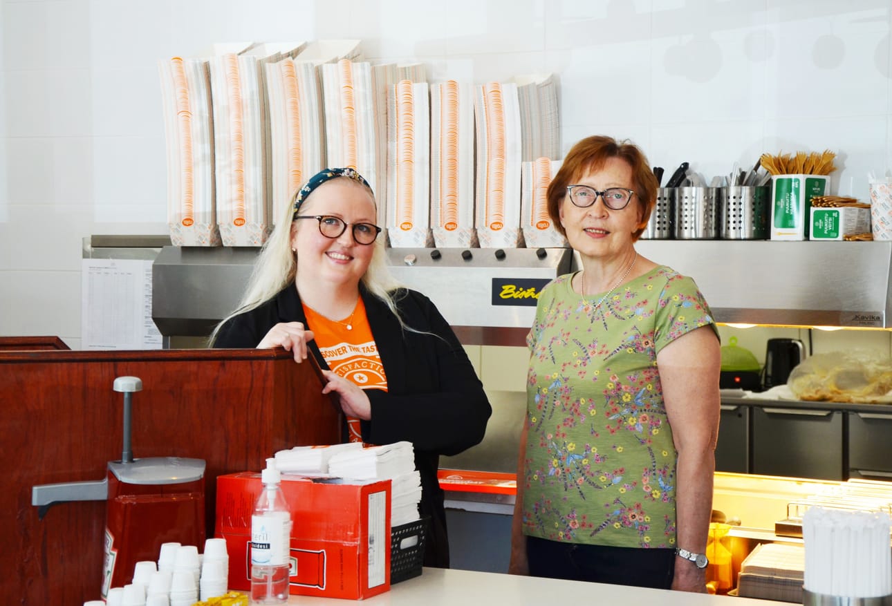 Jonna (vas.) ja Pirkko Kukkola nauttivat asiakaskohtaamisista.