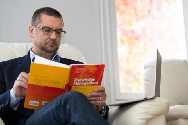 Pekka Kimpimäki on opiskellut enemmän tai vähemmän koko aikuisikänsä. Suurin rutistus olivat kuitenkin vuodessa suoritetut kauppatieteen maisteriopinnot.