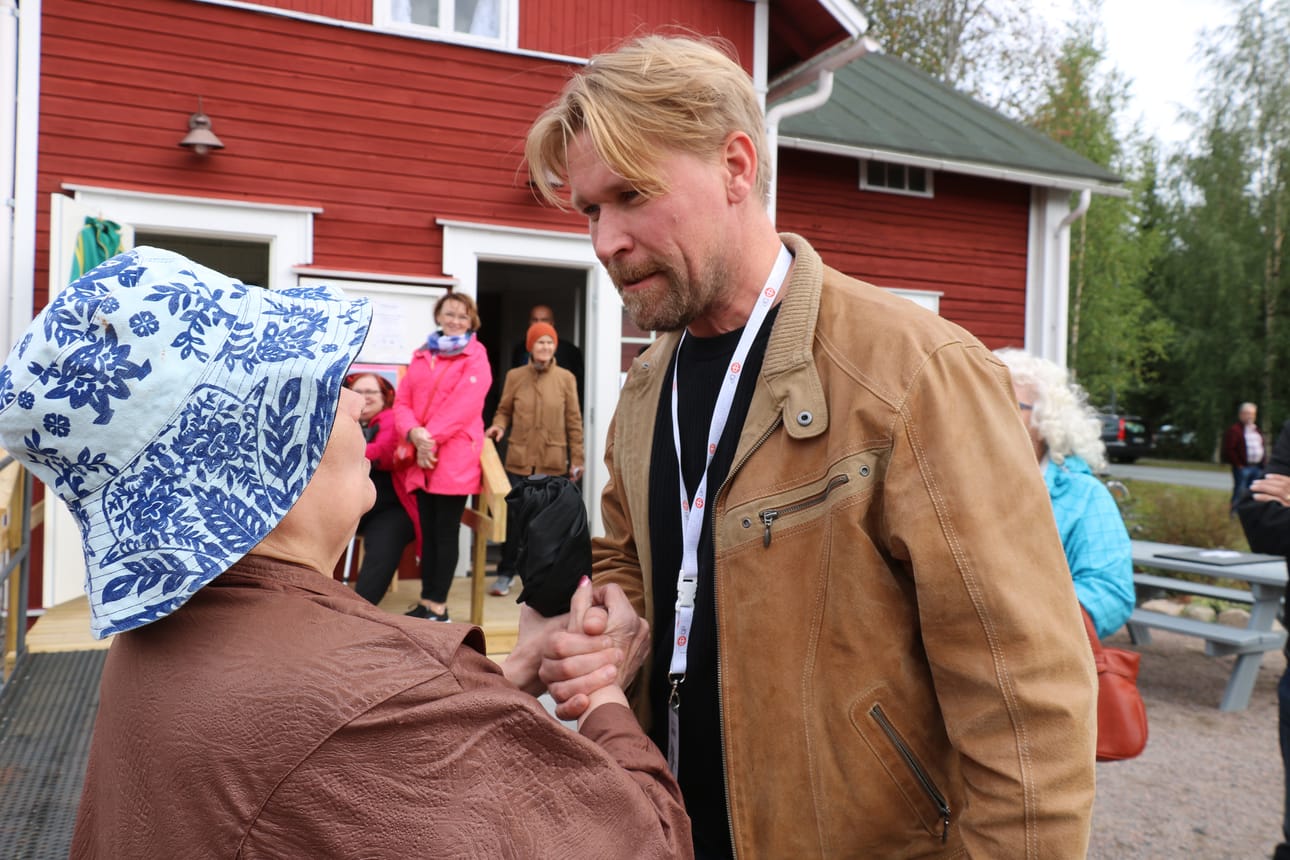 Näyttelijä Matti Ristisen läheisyys oli haluttua. Kärsämäen kunnan 150-vuotisjuhlapäivänä nähtiin ennakkoesitys Olen suomalainen -elokuvasta, jossa Ristinen on pääroolissa.