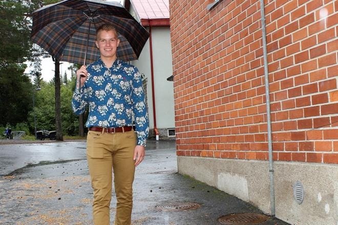 Ylioppilaskokelaat kulkevat takapihan kautta ruokailuun koulurakennuksen toiseen päähän. ‑ Ruokailuun mennessä sietää vähän epämukavuuttakin, kuten sadetta, kun tietää asian tarkoituksen, totesi Olli Rajalehto, joka on tyytyväinen erityisjärjestelyihin ja niiden sujuvuuteen. Ulkopuolisilla ei ole asiaa kouluun, joten haastattelukin tehtiin pihan puolella. KUVA: MINNA ZILLIACUS