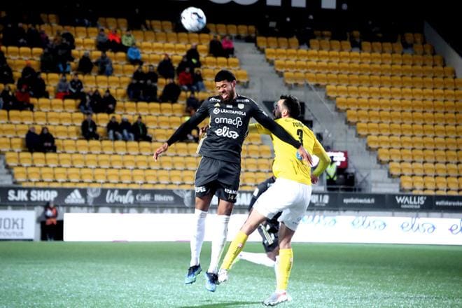 SJK:n Jake Jervis ja KuPSin Diogo Tomas kamppailivat pääpallosta joukkueiden kohdatessa viime keskiviikkona Seinäjoella. KUVA: HEIKKI HAKANEN