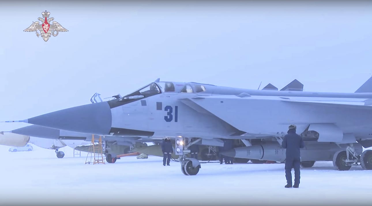Venäjän väitetysti Ukrainassa käyttämä hypersooninen Kinzhal-ohjus MiG-31K -koneen lastina arkistokuvassa. Suomalaisen asiantuntijan mukaan näillä ohjuksilla ei ole suurempaa sotilaallista merkitystä konfliktissa.