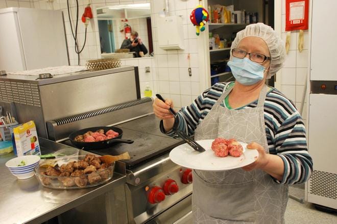 Konttuurissa ylläpidetään kyläyhdistyksen jäsenille edullista lounasmahdollisuutta. Marja Metsäranta hoitaa sitä talkoillen. KUVA: EEVA-LIISA KULJU