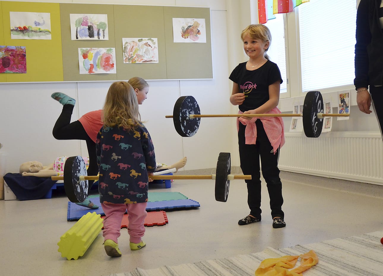 Vuonna 2019 päiväkoti Kunnannupussa voimailtiin. Meeri Markkila näytti miten tanko nousee samalla, kun Aliina ja Elina Kriikkula kuntoilivat.