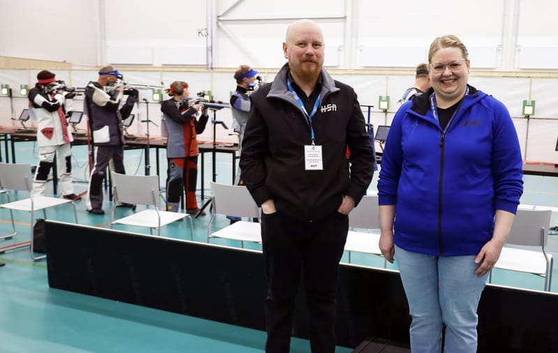 Kuvassa kilpailun johtaja Jussi Ahomäki ja Härmän Seudun Ampujien puheenjohtaja Mira Perttula kevään 2025 SM-kilpailuissa.