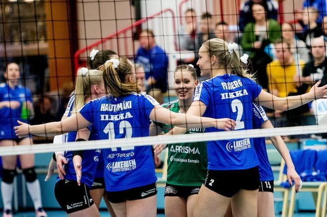 Nurmon Jymy pelasi eilen kauden parhaan pelinsä ja kaatoi Suomen kärkijoukkueisiin kuuluvan HPK:n. Puolivälieräsarja jatkuu tiistaina Hämeenlinnassa ja torstaina Nurmossa. KUVA: JAAKKO ELENIUS