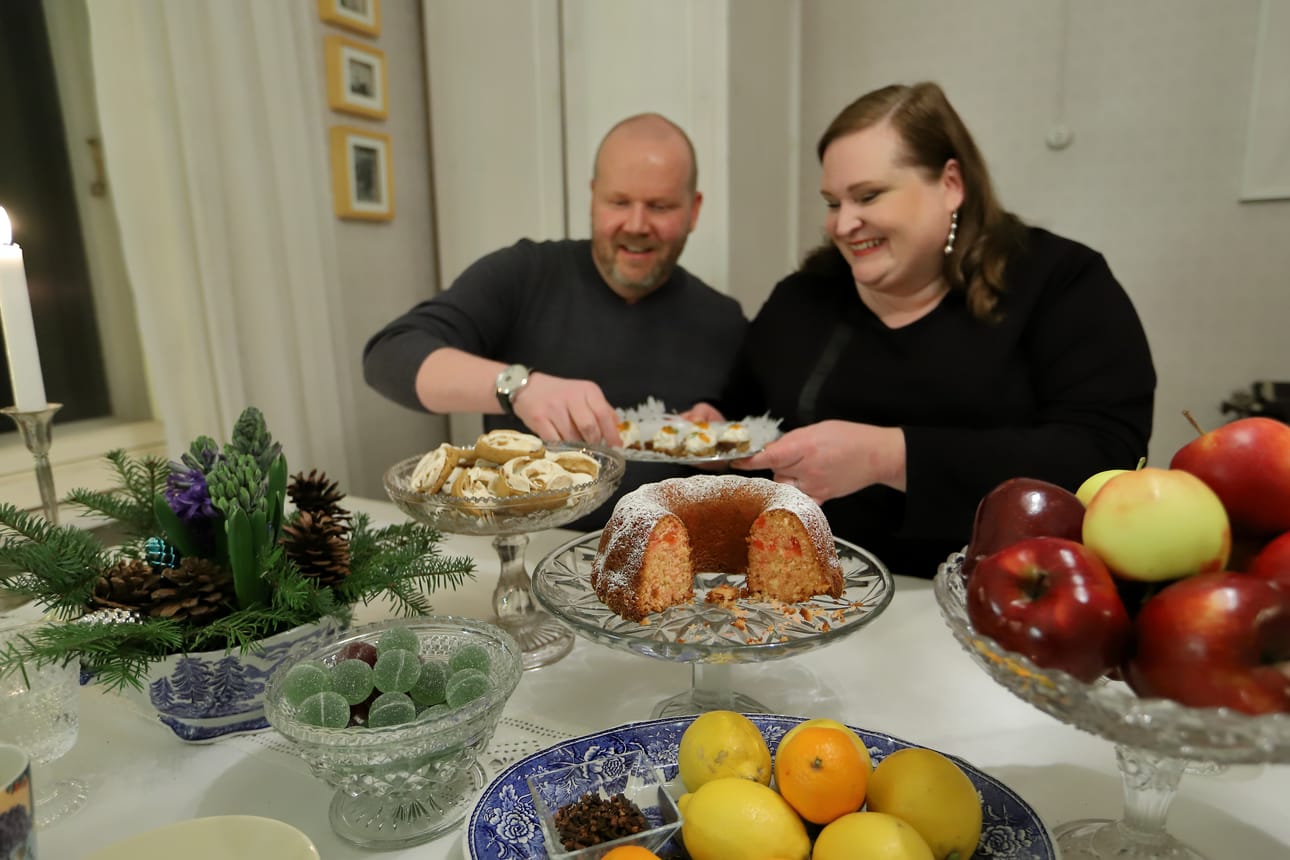 Aki ja Nina Pulkkanen tallensivat mummolan makumaailman kirjaksi.