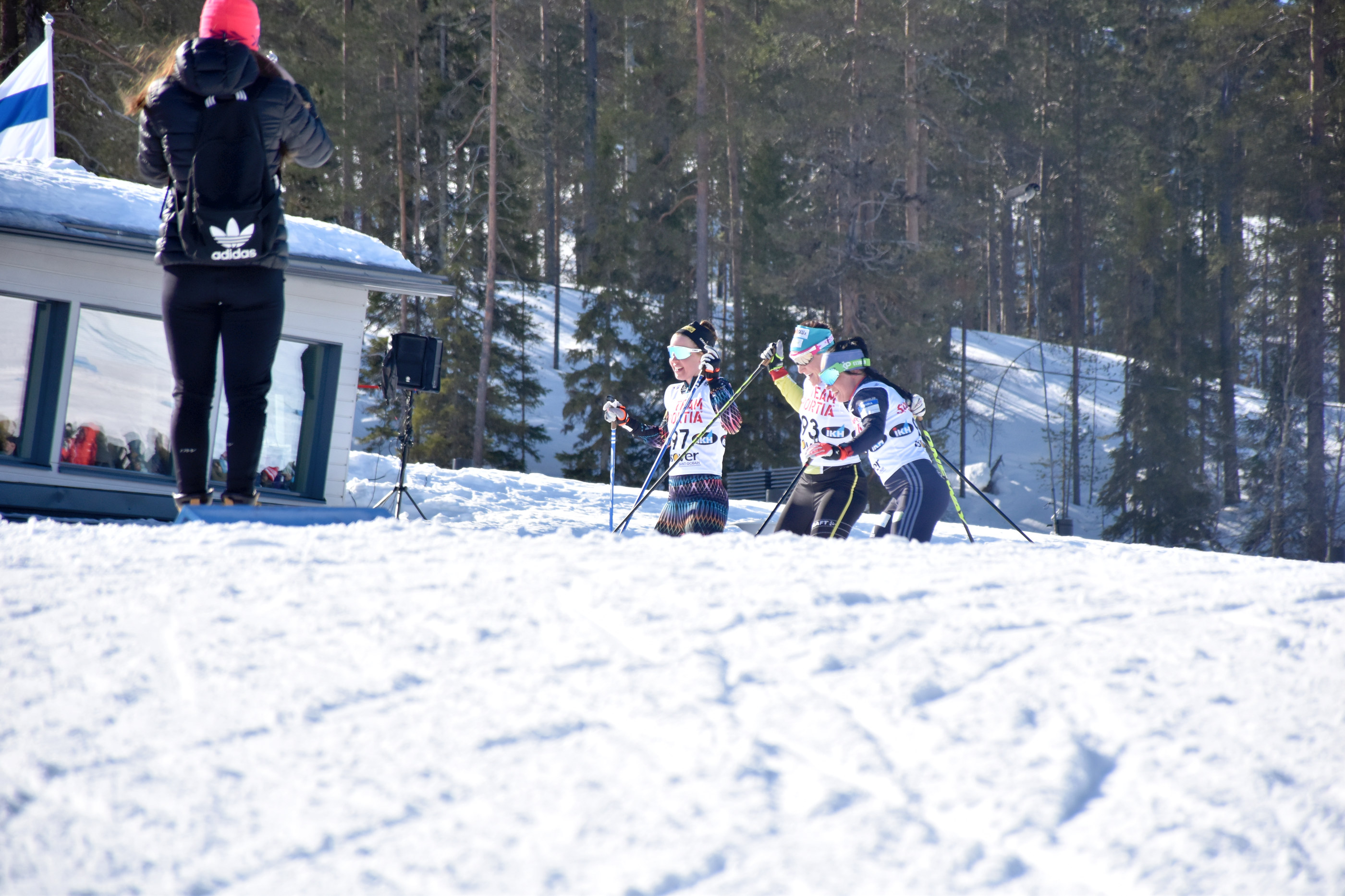 Kerttu Niskanen (vas.), Aino-Kaisa Saarinen ja Krista Pärmäkoski tulivat maaliin yhtä matkaa.