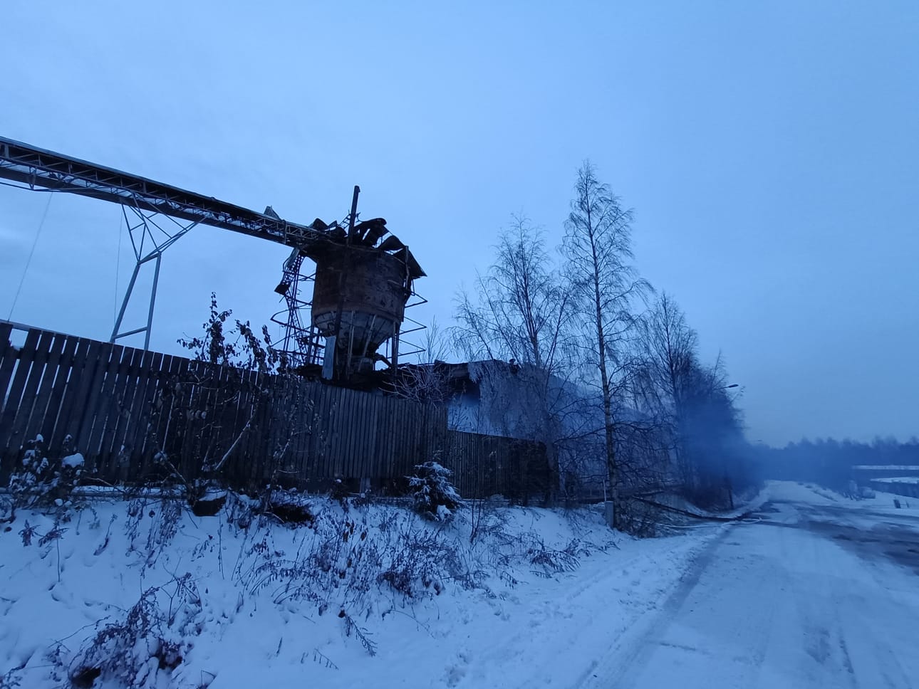 Oulun Ruduksen tehtaan suuren palon jälkisammutus oli yhä käynnissä kello 7.50 aikaan aamusta. Tielle ja lähialueelle levisi vielä savua.