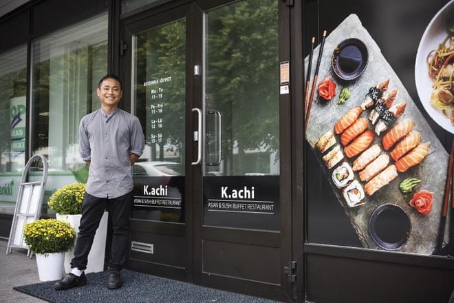 Vietnamilaissyntyinen Khang Tran omistaa nyt kaksi ravintolaa Vaasassa. Toista hän on pyörittänyt pian kaksi vuotta ja toisen hän avasi huhtikuussa. KUVA: JENNI MÄKELÄ