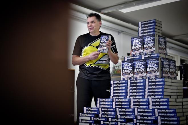 Alkuajoista asti mukana kuvioissa ollut intohimoinen salibandymies Jukka Tervo on tehnyt kirjan lajin alkutaipaleesta. KUVA: TOMI KOSONEN