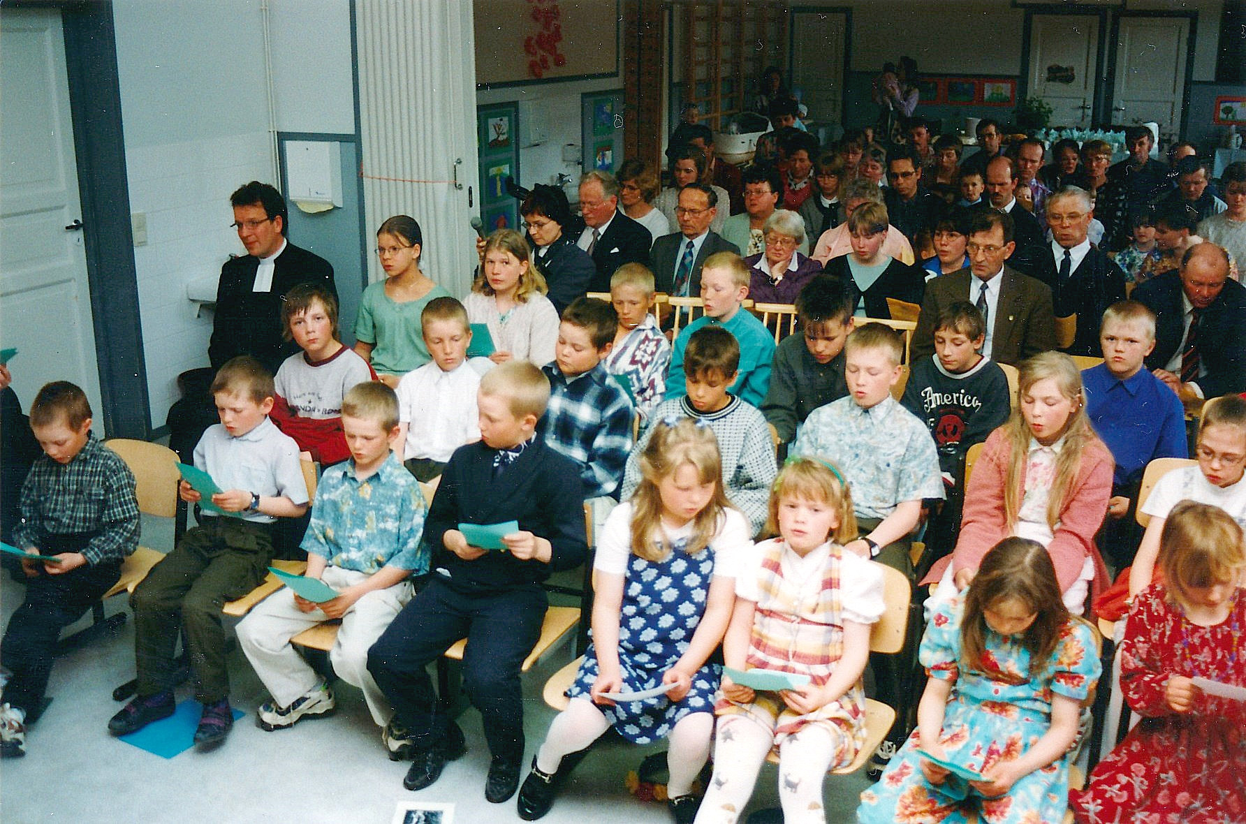 Pisteen koulu viimeinen kevätjuhla v.1999. Paikalla olivat myös pitkäaikaiset opettajat Tuomo Kauhanen ja Helky Kummala.