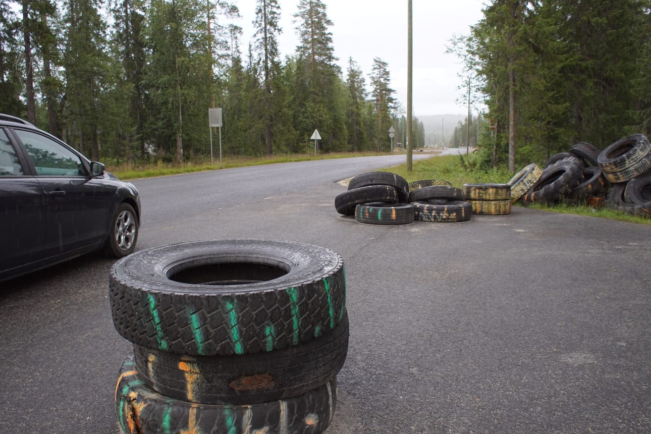 Huipuntien varteen Syötteellä on juhannuksen autokilpailun järjestäjiltä jäänyt satoja radan reunoilla olleita autonrenkaita.