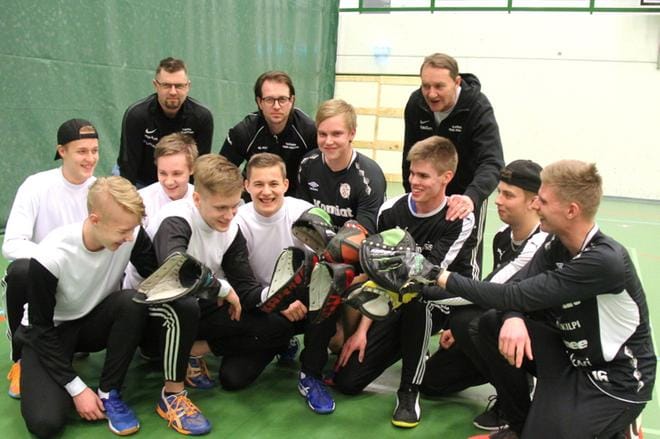 Miesten joukkue lämmitteli ensin pelaamalla salibandya. Takana 2-pelinjohtaja Tero Latvala ja valmennuksesta vastaava, 1-pelinjohtaja Harri Majasaari Vähästäkyröstä. KUVAT: MIA KÄRKKÄINEN