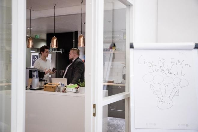 Perttu Pölönen ja Mikael Hugg ovat osa Millennial Board -verkostoa. Yritykset voivat tilata nuorten ammattilaisten ryhmän pohtimaan, miten tulevaisuuden kuluttajat ja työelämä voisivat toimia. Kuva: Joel Maisalmi