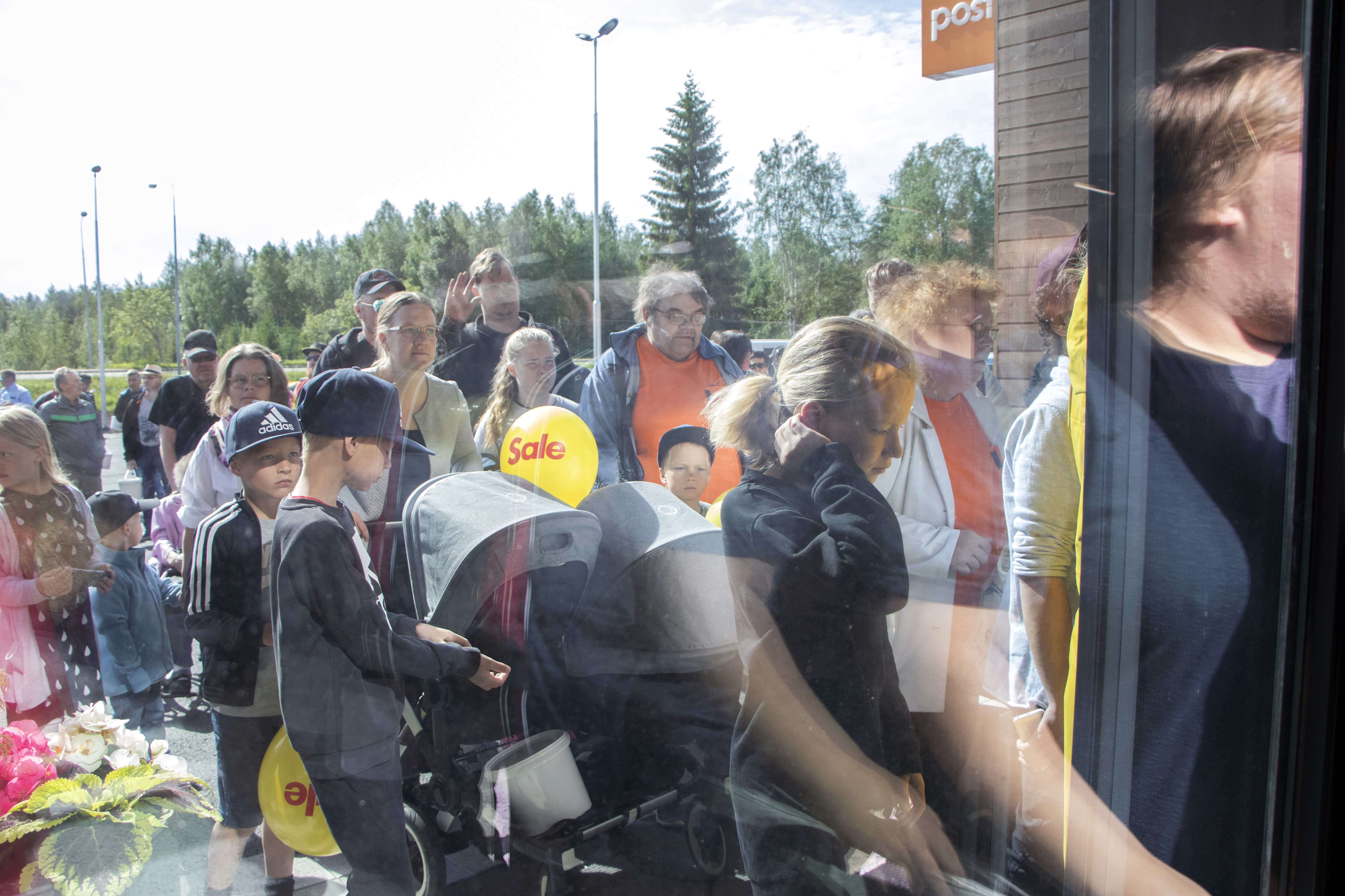 <p>Liikekeskus Pyhäntä avattiin 13.6.2019. Mukana 400 ämpäriä, makkaraa, pullaa ja sadoittain ihmisiä.</p>
