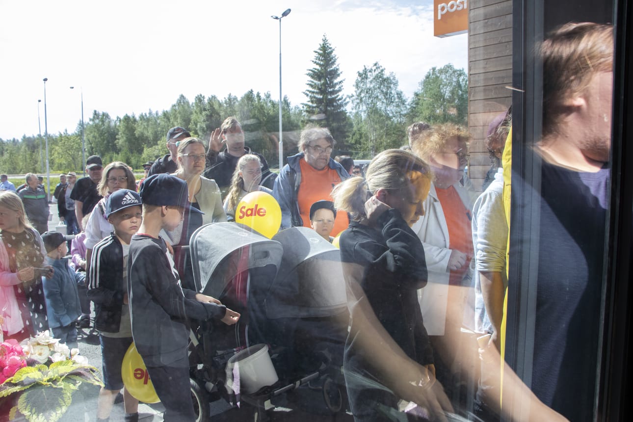Liikekeskus Pyhäntä avattiin 13.6.2019. Mukana 400 ämpäriä, makkaraa, pullaa ja sadoittain ihmisiä.