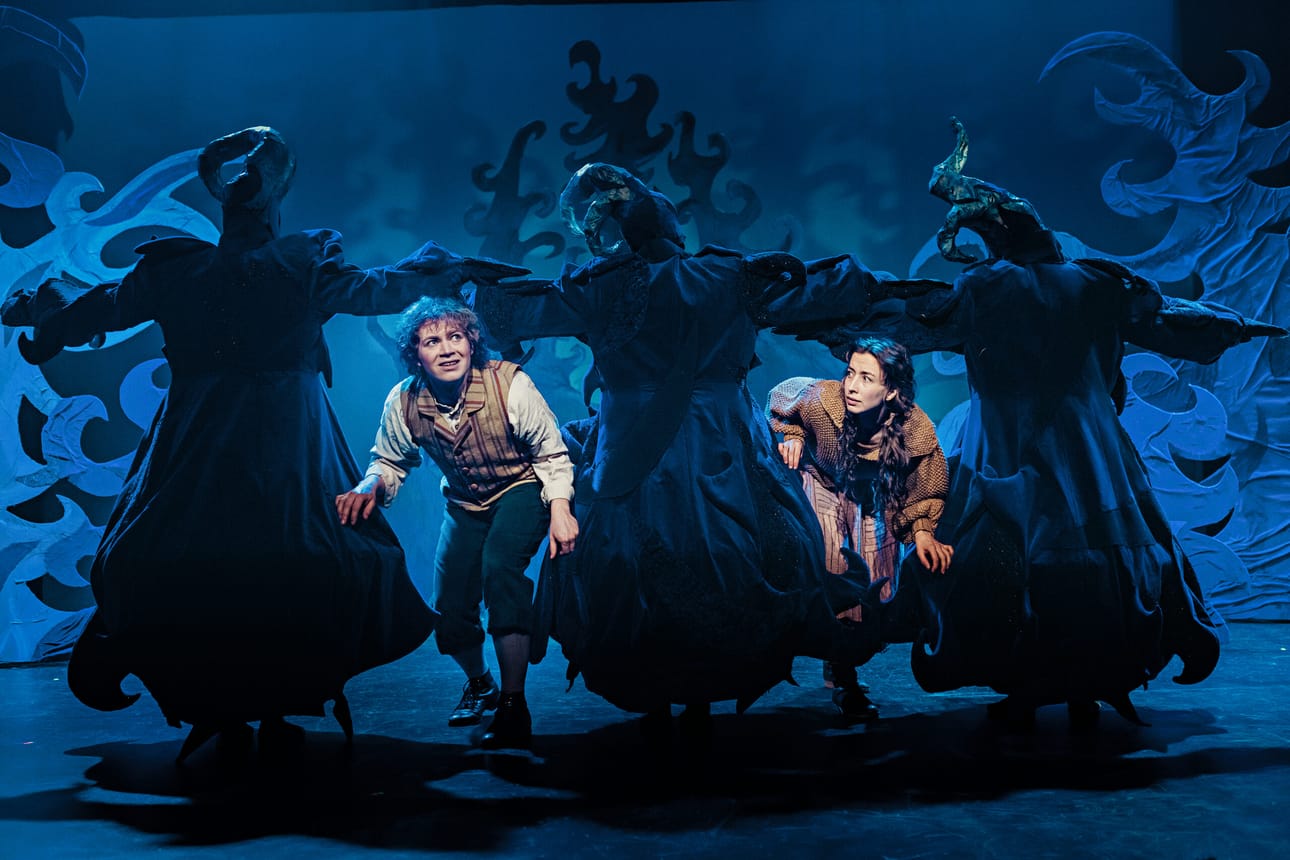 Hannu (Alex Holmlund) ja Kerttu (Linnea Hermansson) hylätään suureen ja pelottavaan metsään Wasa Teaterin lastennäytelmässä.