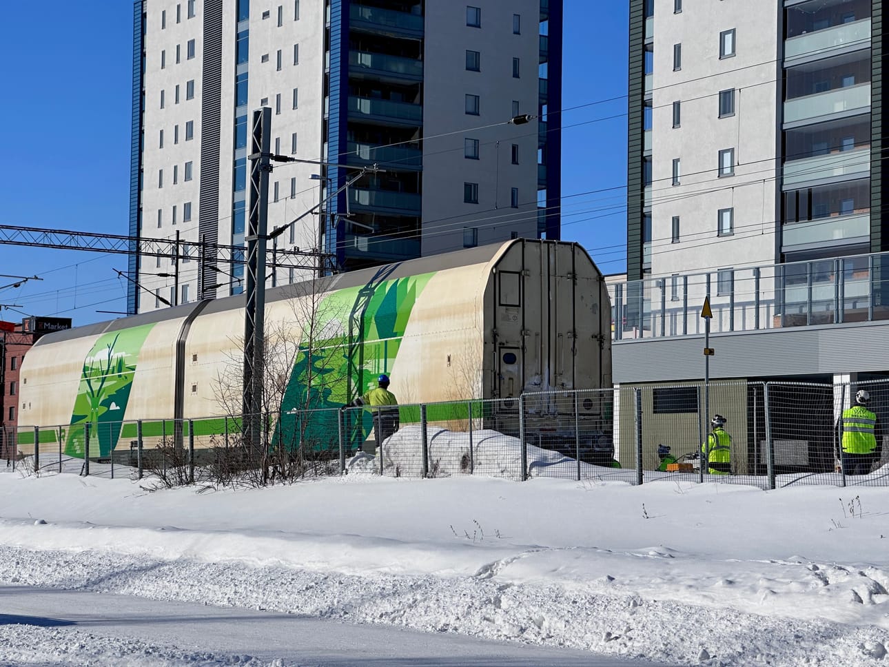 Autovaunu putosi raiteilta Oulun rautatieaseman eteläpuolella.