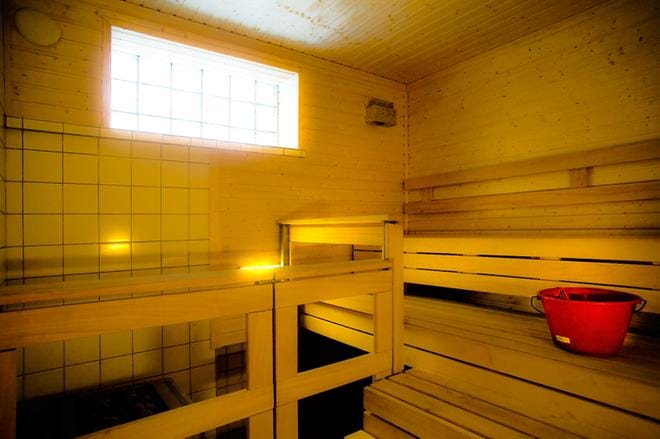 Vaasan uimahallin saunassa ei jatkossa enää käytetä muovisia löylysankoja. Kuva: Eetu Sillanpää