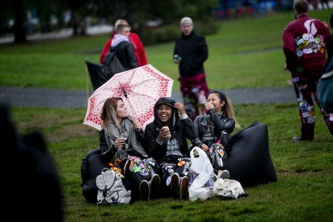 Jasmin Äijö, Binta Jabbi ja Pinja Ketola kehuvat tapahtumajärjestäjien aktiivisutta. KUVAT: JAAKKO ELENIUS
