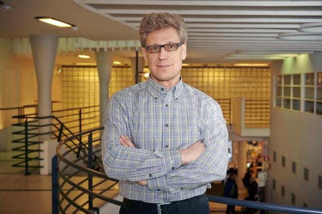 Keskustan entinen puoluesihteeri ja puolueen historiasta väitöskirjan tehnyt Pekka Perttula penää keskustan sisälle enemmän räväkkää keskustelua. KUVA: Ari-Matti Ruuska