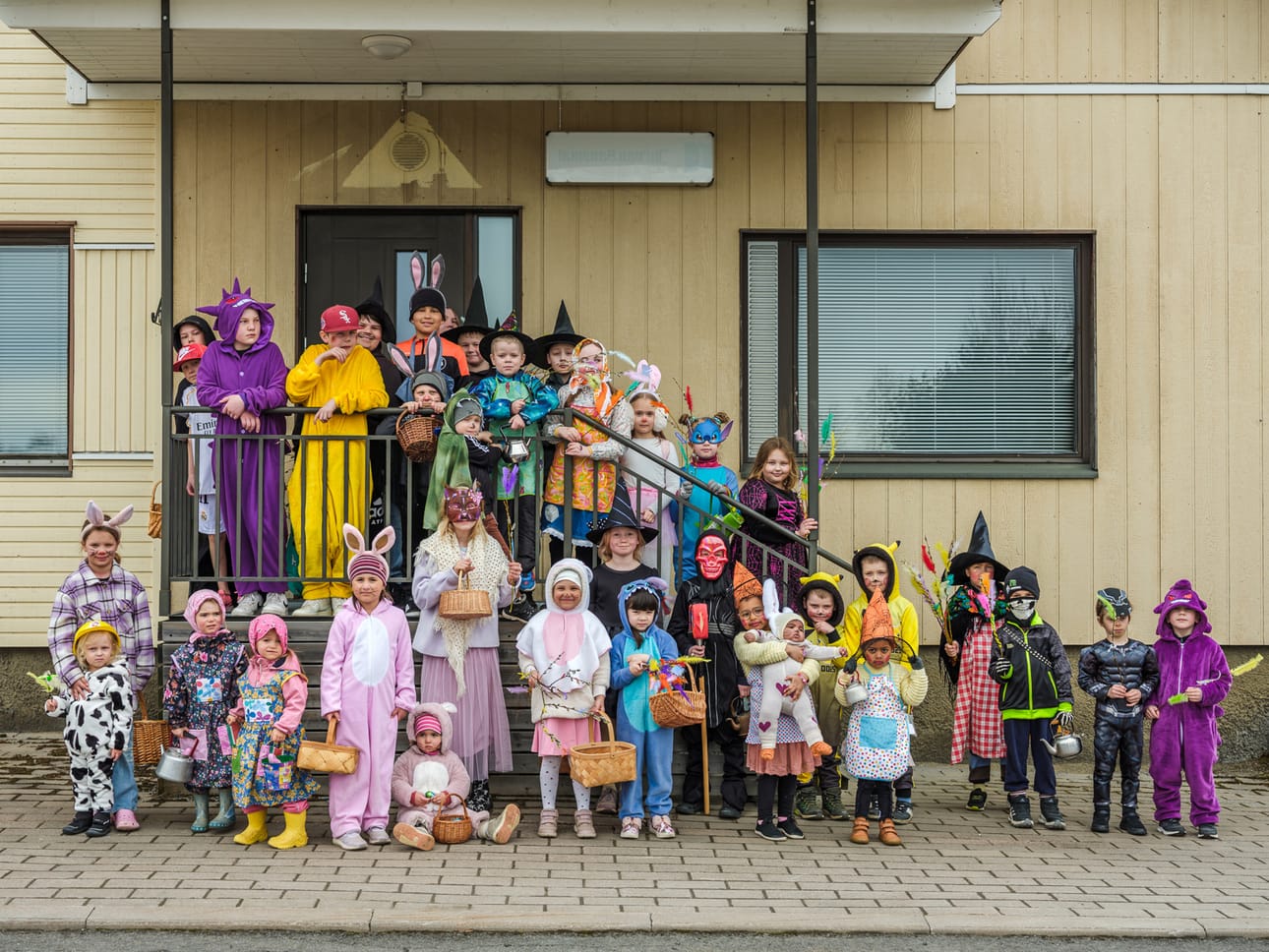 Näin komea joukko trulleja lennähti Jurvan Sanomien entisen toimiston eteen 19.4.2025 perinteiseen trullikuvaan.