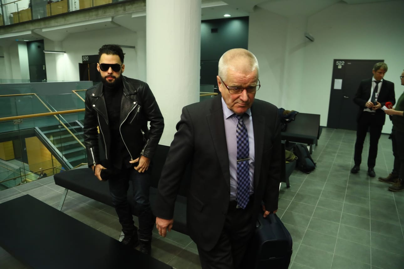 Juontaja Axl Smith (vas.) ja hänen avustajansa Markku Salonen Helsingin käräjäoikeudessa.
