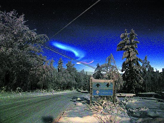 Taksiautoilijana ollessaan Atte Särkelä oli monesti tien päällä öiseen aikaan, jolloin mystisiä valoilmiöitä usein esiintyi. Kun kamera oli reissuilla mukana, kuvasaalistakin kertyi paljon.