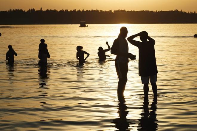 Järvivedet lämpenevät helteiden myötä. Ilta-auringon paistaessa kannattaa käydä vaikka uimassa. KUVA: LEHTIKUVA/RONI REKOMAA