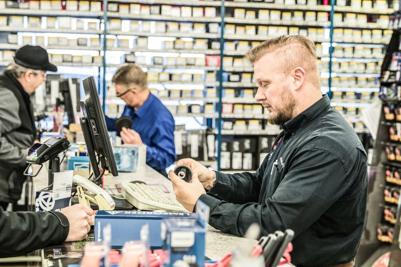 Autoliike Kuukasjärven myyntialue kattaa Tornion ja Haaparannan. Ruotsista astikin asiakkaita käy. ”Puhutaan suomea ja välillä ruotsia tai englantia.”