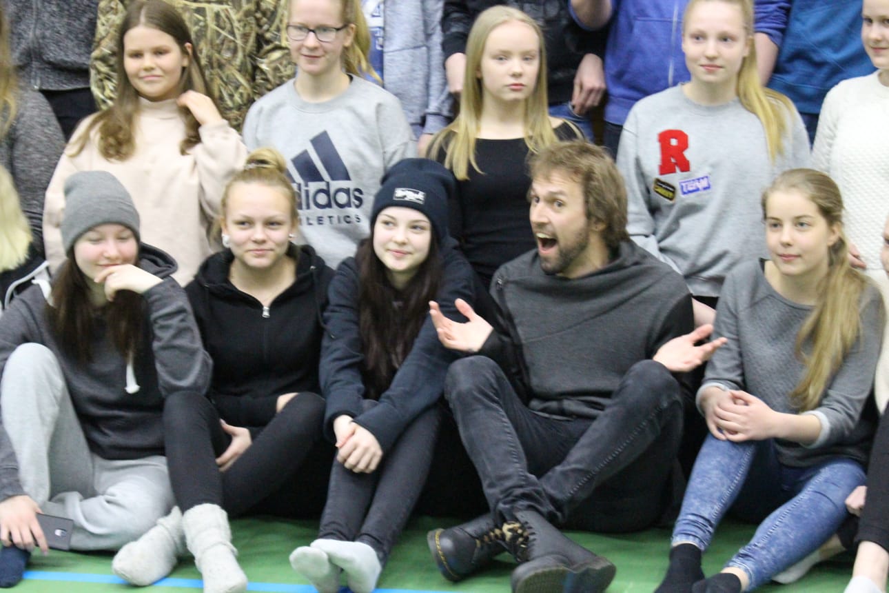Kun yhteiskuvat oppilaiden kanssa oli Pyhännällä otettu, innostui HP laulamaan.